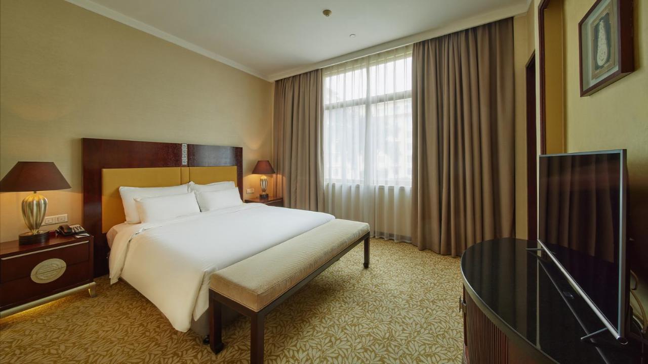 Dong Fang Hotel Guangzhou Exterior foto