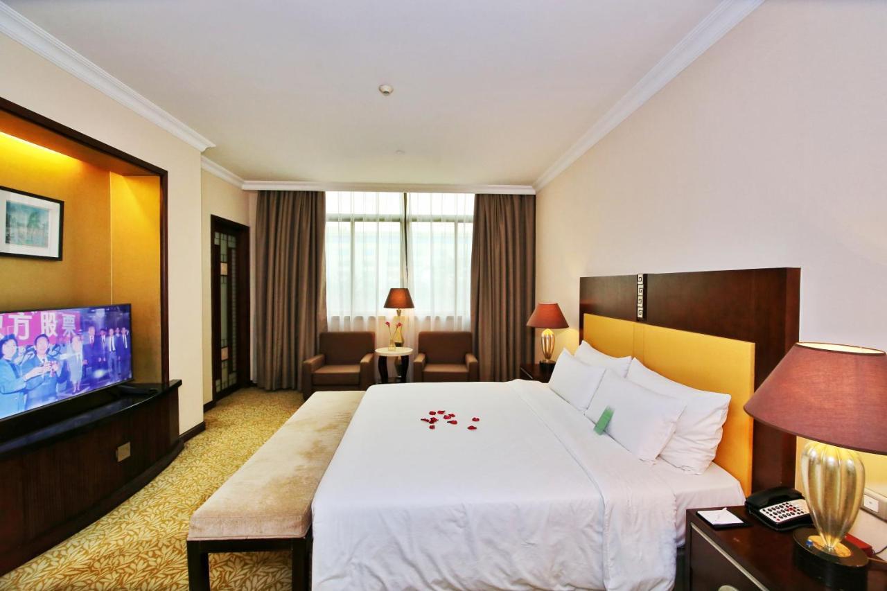 Dong Fang Hotel Guangzhou Exterior foto